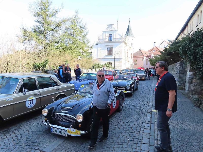 Michal a Jonáš Pavlíčkovi na startu. Rallye Spring Classic startovalo v sobotu 12. dubna dopoledne z jihočeského Tábora. Na trasu 231 kilometrů vyrazilo 100 posádek.
