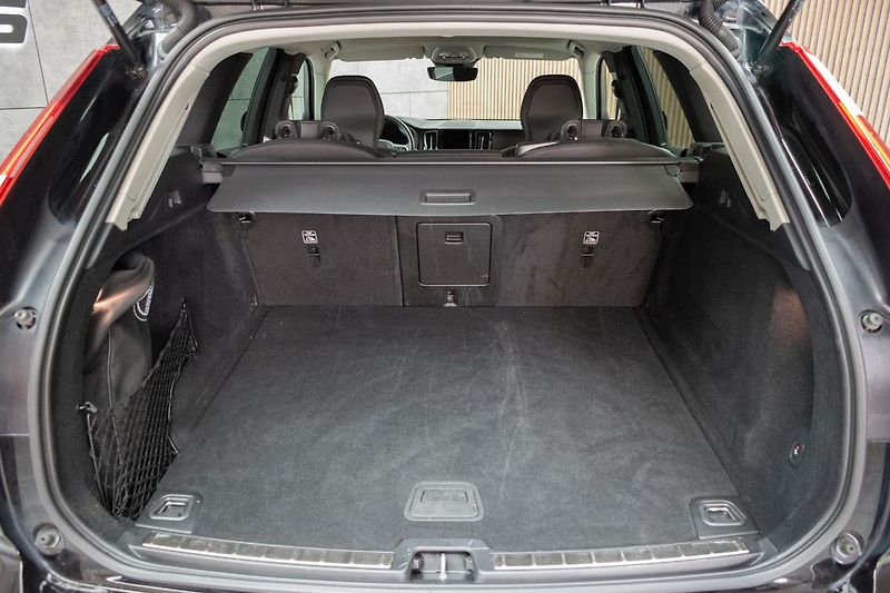 Volvo XC60 B4 ESSENTIAL*TAŽNÉ*KAMERA*DPH* - fotka 32 z 34