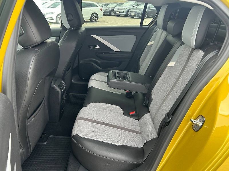 Opel Astra Elegance AT8 1,2 TURBO - fotka 9 z 25