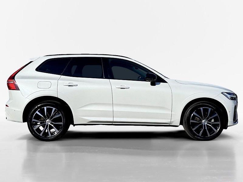 Volvo XC60 B5 AWD PLUS DARK // REZERVACE - fotka 9 z 45