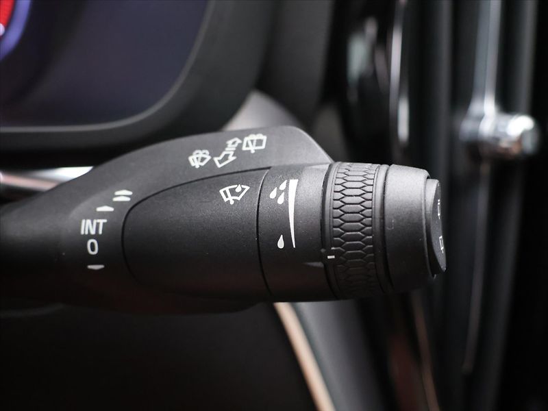 Volvo XC60 2.0 B4 145kW R-Design CZ Aut. - fotka 21 z 35