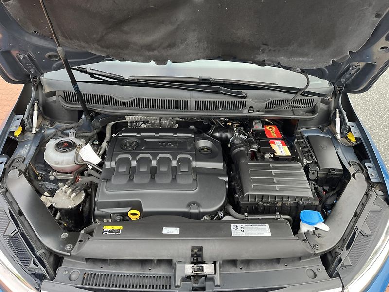 Volkswagen Touran 1.6 TDi 85 kW Full Led 7 Míst - fotka 28 z 36