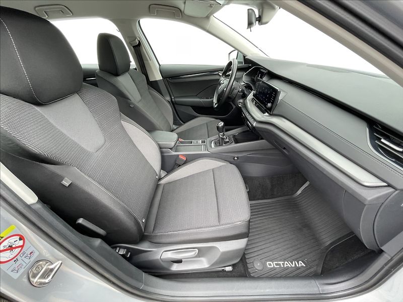 Škoda Octavia 2,0 TDI Combi Ambition Plus - fotka 18 z 23