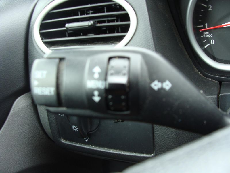 Ford Focus 1.6i, 74 kW, klimatizace - fotka 16 z 24