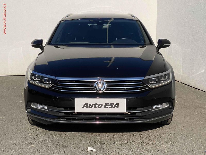 Volkswagen Passat (2015) 2.0 TDi, R-Line, DSG, LED - fotka 2 z 19