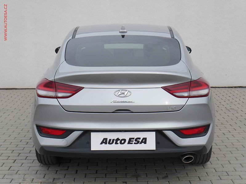 Hyundai i30 (2022) 1.5 T-GDi FastBack, 1.maj,ČR - fotka 5 z 21