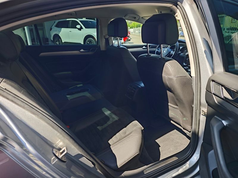 Volkswagen Passat (2017) 2.0 TDi Highline ACC Manuál - fotka 12 z 36
