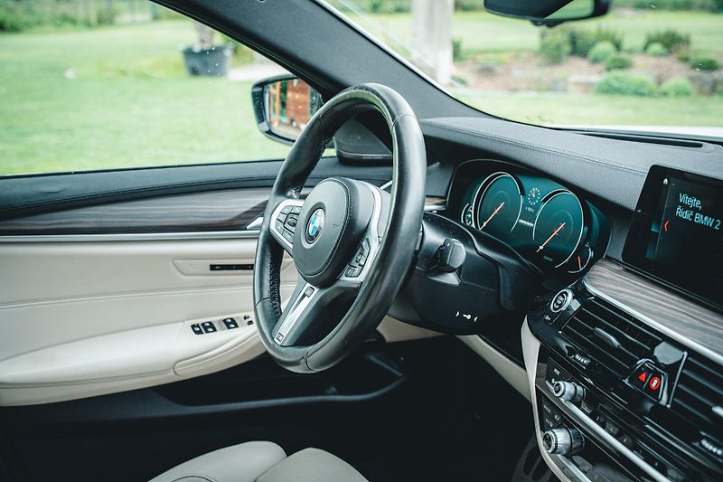 BMW Řada 5 (2017) M550i xDrive ČR  - fotka 26 z 58