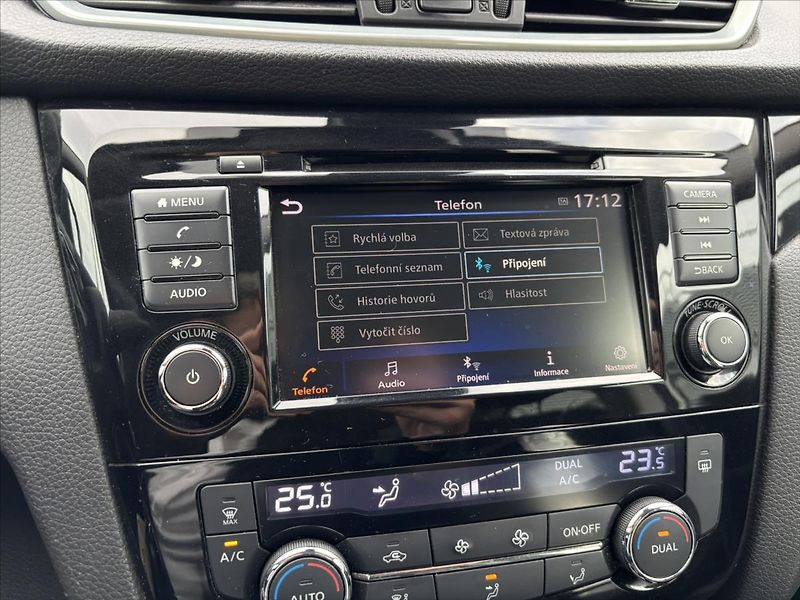 Nissan Qashqai 1,3 DIG-T Acenta VÝHŘEV KAMERA - fotka 18 z 37