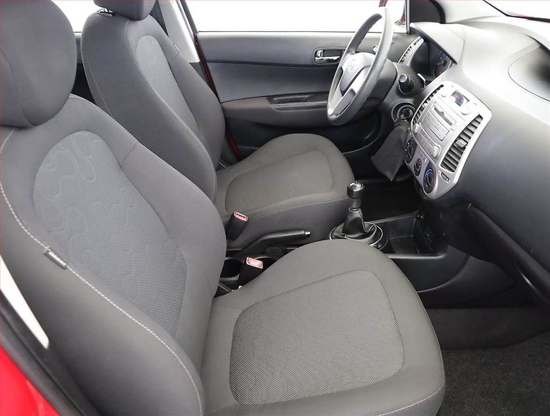 Hyundai i20 (2012) 1.2, po STK, jezdí výborně - fotka 7 z 12