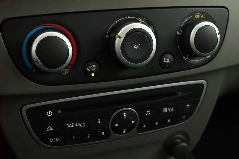 Renault Mégane (2010) 1.6 16V, Tempomat - fotka 10 z 13
