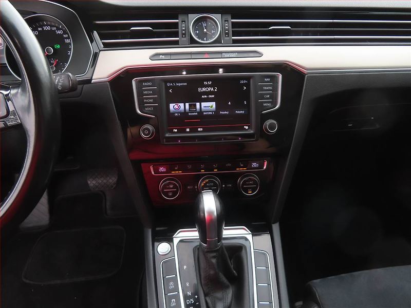 Volkswagen Passat (2015) 2.0 TDI, Automat, Kůže, Navi - fotka 12 z 21