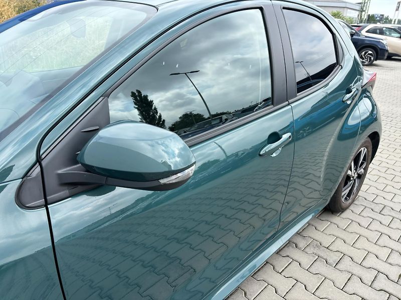 Toyota Yaris 1.5 HSD e-CVT Style - fotka 26 z 27