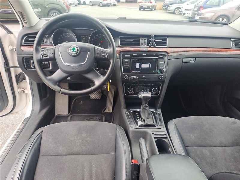 Škoda Superb 2,0 TDI DSG KOUPENO CZ - fotka 10 z 16