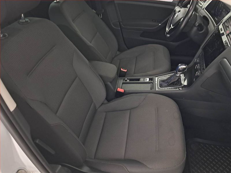 Volkswagen Golf (2018) 32 kWh - 37 Ah, Automat - fotka 9 z 23