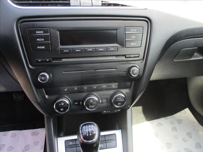 Škoda Octavia 1,6 TDI, Eleg, ZAMLUVENA - fotka 16 z 32