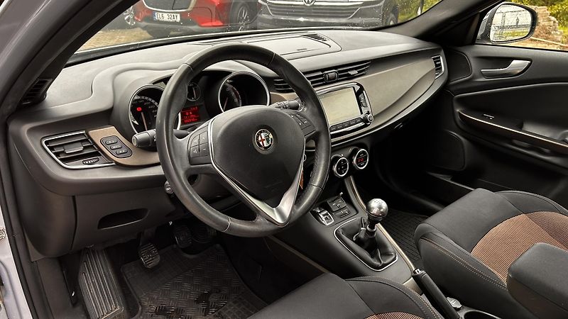 Alfa Romeo Giulietta 1.4 TB 120k Distinctive - fotka 9 z 15