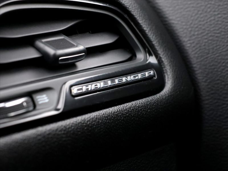 Dodge Challenger 5,7 V8 HEMI 277KW Aut.klima - fotka 23 z 31