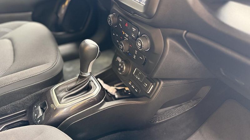Jeep Renegade (2020) 1.3 T4 PHEV,4x4,50km dojezd - fotka 44 z 59
