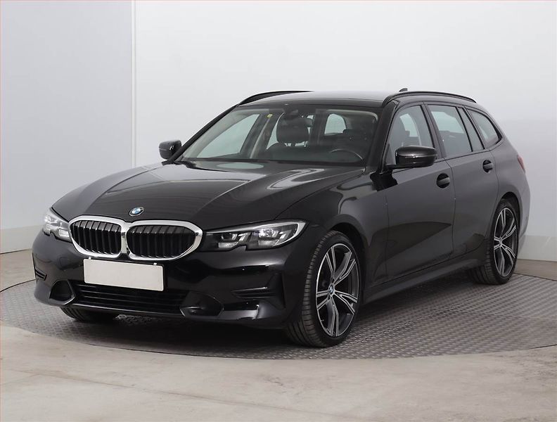 BMW Řada 3 (2021) Advantage 320 d - fotka 2 z 23