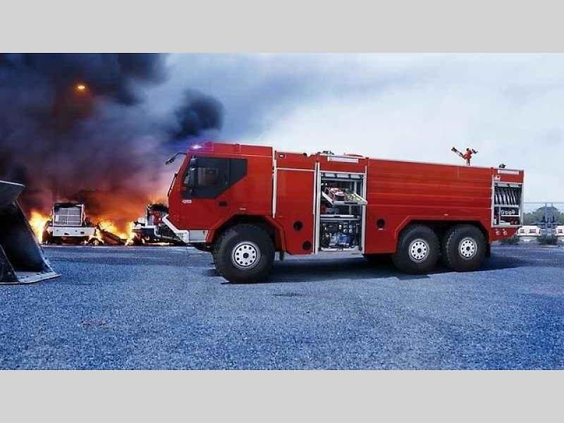 Tatra Force 8x8 – vozidlo pro přepravu potrubí.