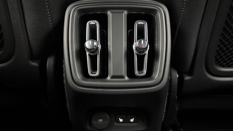 Volvo XC40 2.0 T3 AUT Momentum Pro - fotka 21 z 28