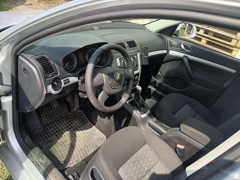 Škoda Octavia 1.9 TDI PD DPF Ambiente Combi - fotka 9 z 21