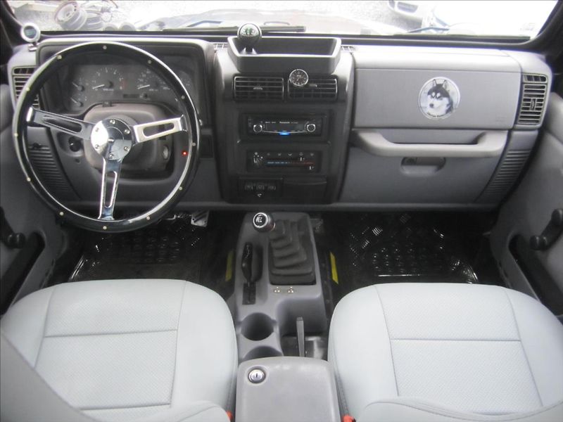Jeep Wrangler 2.5i 4x4, Hardtop - fotka 7 z 38
