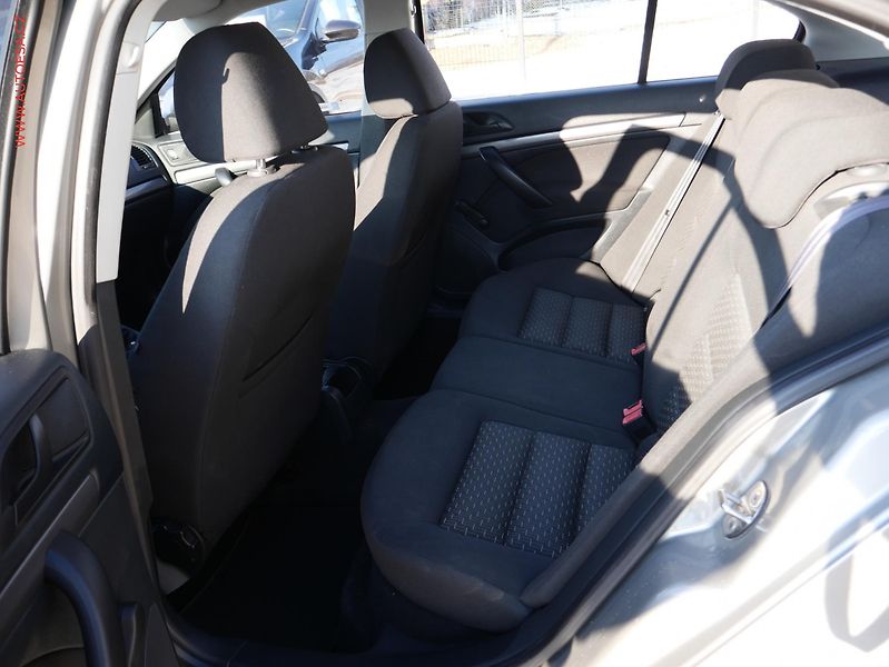 Škoda Octavia (2011) 1.9TDi, ČR, AC - fotka 10 z 17