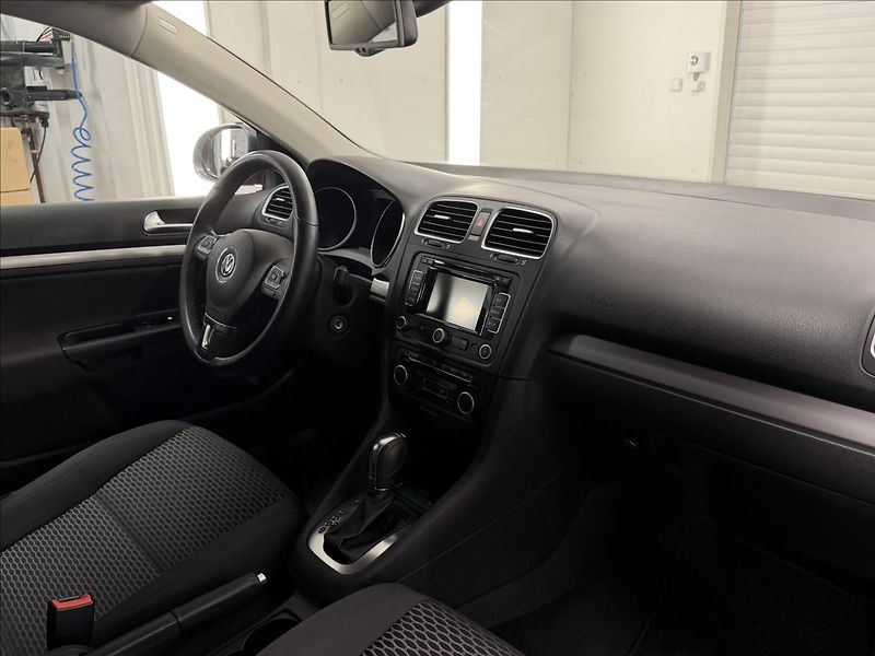 Volkswagen Golf 1,6 TDi 77 KW DSG NAVI PDC - fotka 8 z 31