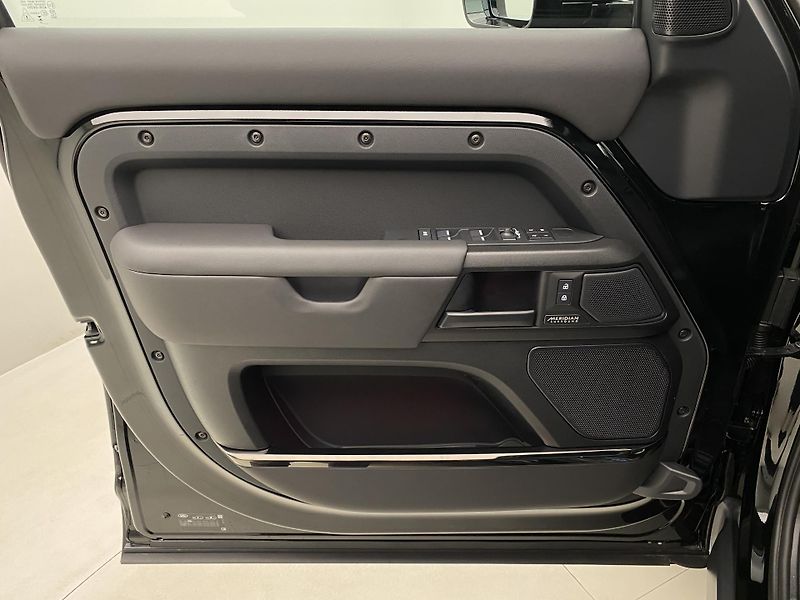 Land Rover Defender (2026) OCTA BLACK AWD AUT - fotka 7 z 82