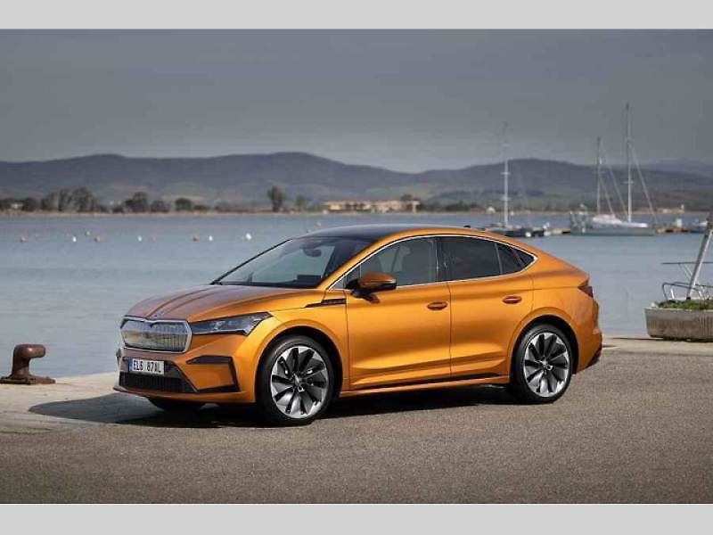 Plně elektrické SUV Škoda Enyaq Coupé iV (na snímku) se představilo v roce 2022 a vzbudilo u zákazníků velký zájem. Automobilka zrychluje svoji elektrickou ofenzivu: do roku 2026 představí tři zcela nové elektrické modely a další budou následovat.