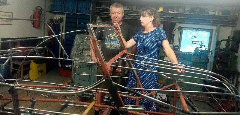 Velorex 16/250 v tmavé čokoládově hnědé barvě.