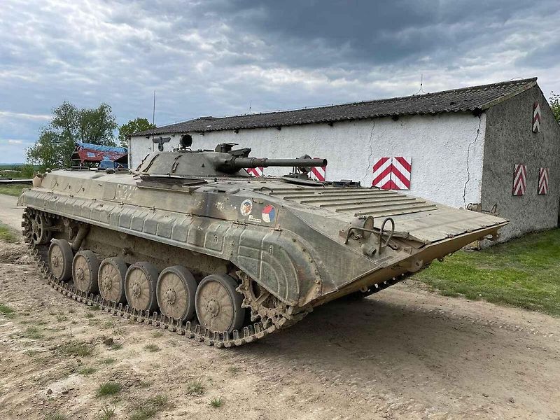 BVP-1 v náročném terénu, kde naplno vynikají jeho terénní schopnosti.