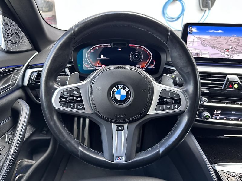 BMW Řada 5 540i xDrive M-Sport Touring - fotka 26 z 28