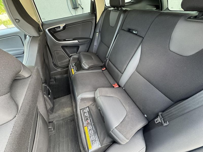 Volvo XC60 D4 AWD MOMENTUM - fotka 20 z 43