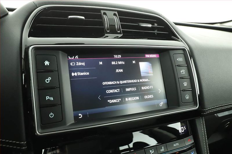 Jaguar F-Pace (2017) 20d AWD, 4X4, Automat, ČR - fotka 9 z 15