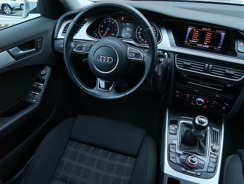 Audi A4 (2012) Ambition 1.8 TFSI, Serv.kniha - fotka 7 z 17