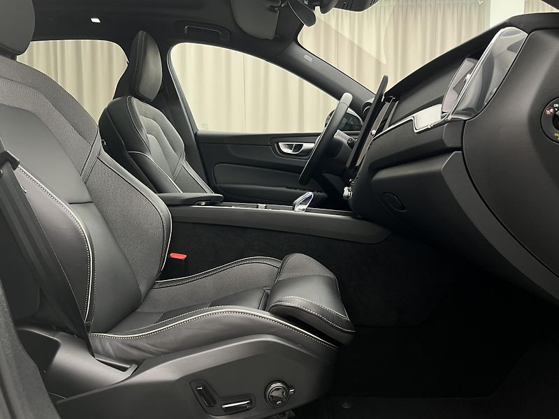 Volvo XC60 B5 AWD BLACK EDITION PLUS AUT  - fotka 20 z 46