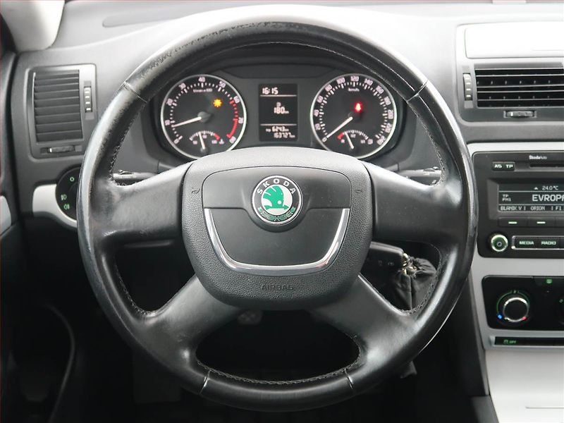 Škoda Octavia (2011) Ambiente 1.2 TSI, Serv.kniha - fotka 17 z 17