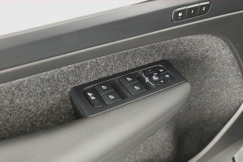 Volvo XC40 (2023) B3 - fotka 18 z 19