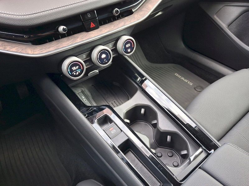 Škoda Superb (2025) iV L&K DSG 1,5TSi 150kW - fotka 32 z 35