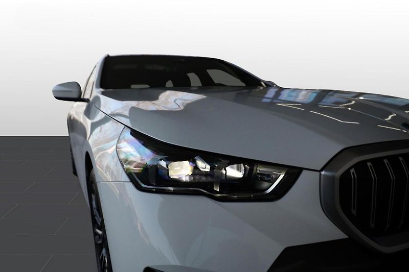 BMW Řada 5 550e xDrive Touring - fotka 23 z 33