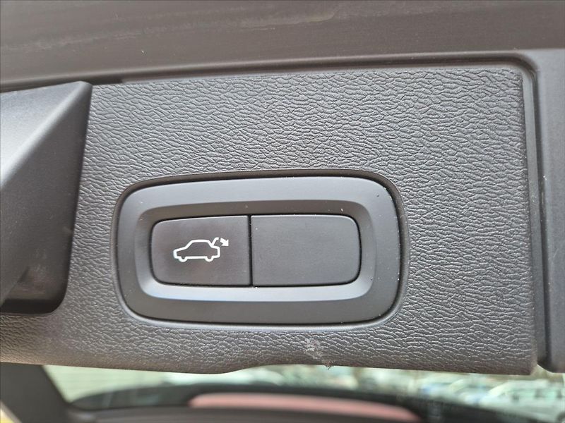 Volvo XC60 2,0 D3 MOMENTUM+ MAN - fotka 13 z 18