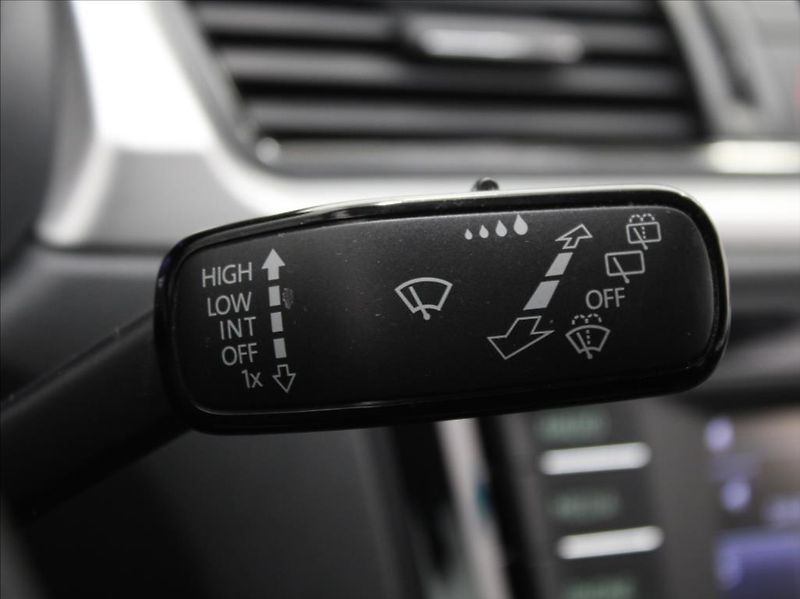 Škoda Rapid 1,2 TSI 81kW 1.maj.ČR 47tkm! - fotka 18 z 23