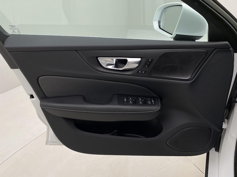 Volvo V60 T6 AWD RECHARGE REZERVACE - fotka 6 z 54