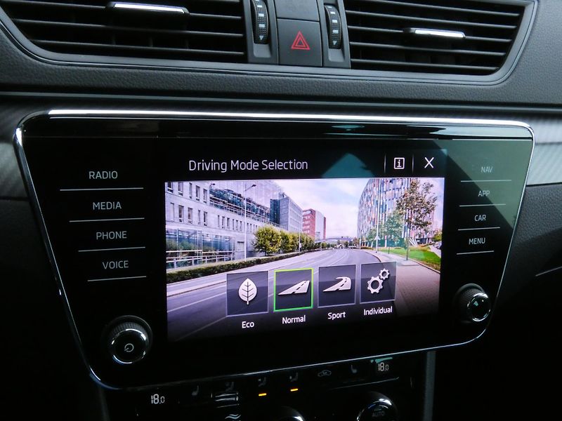 Škoda Superb Combi Sportline 2.0 TDI 4x4 DS - fotka 29 z 30