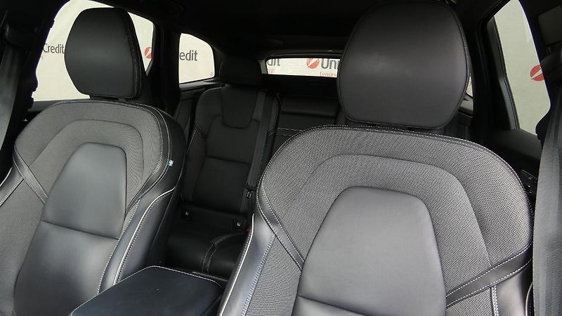 Volvo XC60 B4 AWD R Design - fotka 7 z 24