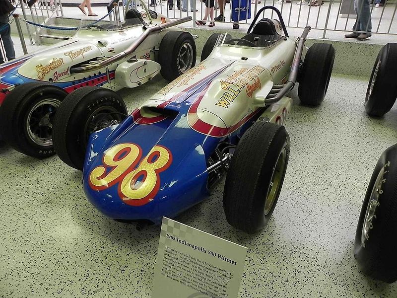 Parnelli Jones za volantem vozu Ford Mustang Boss 302.