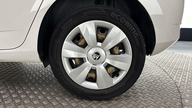 Škoda Fabia 1.0 TSI Ambition - fotka 19 z 23